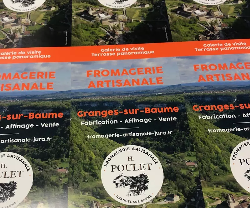 Flyers imprimés de la fromagerie artisanale H. Poulet à Granges-sur-Baume, sur fond de paysage jurassien