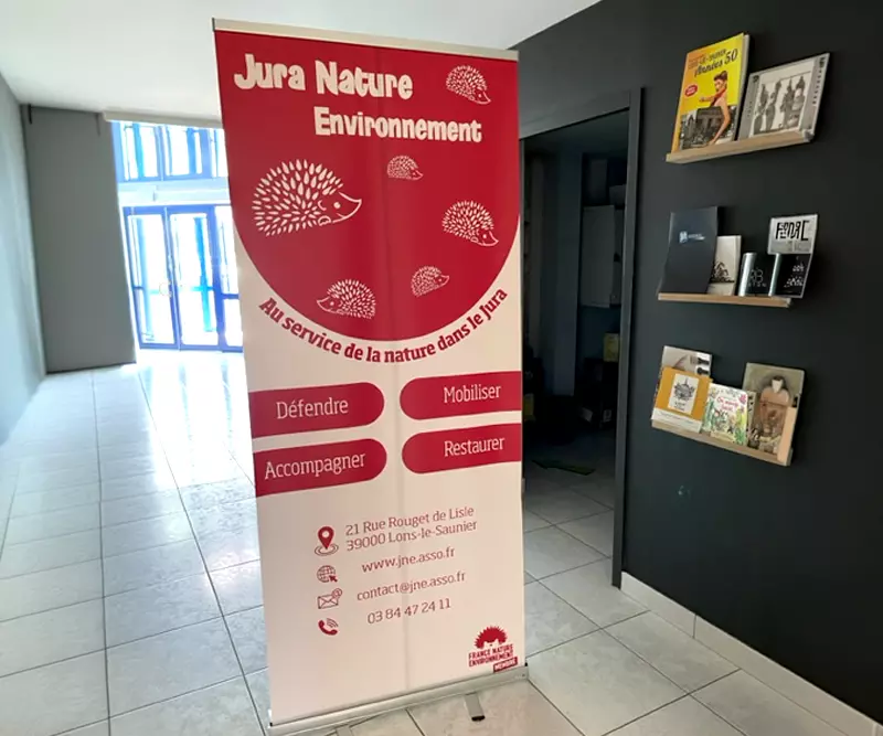 Kakémono Jura Nature Environnement avec illustrations de hérissons, dans un couloir