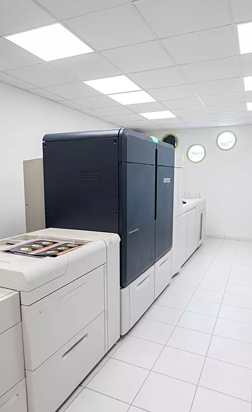 Presse numérique Xerox installée dans un atelier d'impression aux murs blancs
